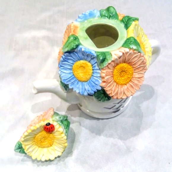 Big Lakehouse sunflower & ladybug, chalkware tea pot. - Picture 1 of 14